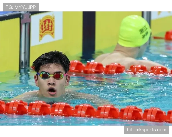 潘展乐把跑车钥匙和食堂饭卡一块揣着，我差点以为进错片场