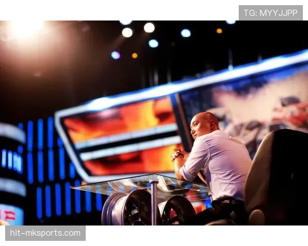 高磊今天穿得比老板还讲究，看球场外像逛奢侈品店一样幽默